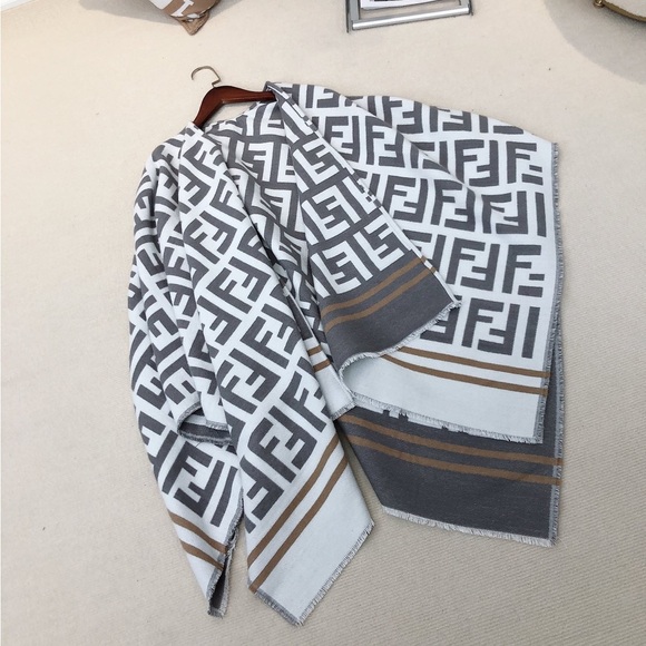 Fendi shawl cape
Specifications: 140cm*140CM scarf - Picture 2 of 5
